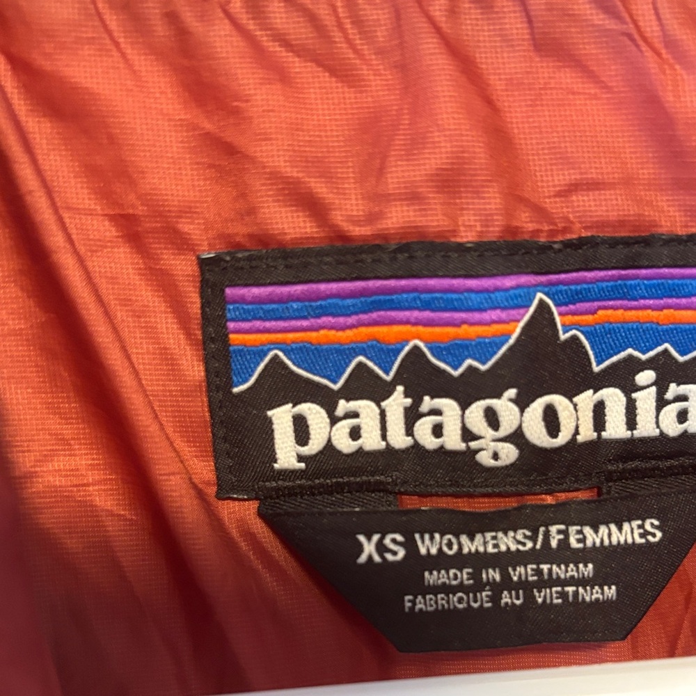 Patagonia Women's Brick Red Puffer Jacket - Picture 2 of 5